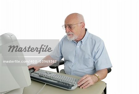 A a senior man learning the computer with an expression of concentration of confusion.