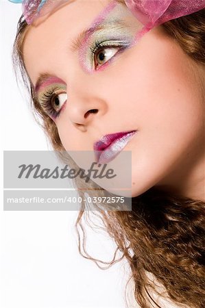 Portrait de studio d'une jeune fille avec maquillage extrême