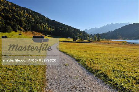 Chemin d'accès et de huttes dans le pré, Wagenbruechsee, Gerold Werdenfelser Land, Haute Bavière, Bavière, Allemagne Chemin d'accès et de huttes dans le pré, Wagenbruechsee, Gerold Werdenfelser Land, Haute Bavière, Bavière, Allemagne