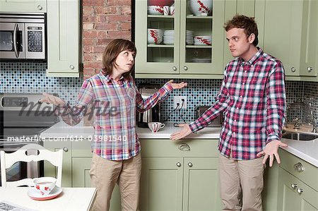 Jeune couple hausser dans la cuisine