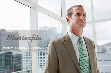 Homme d'affaires au bureau, portrait