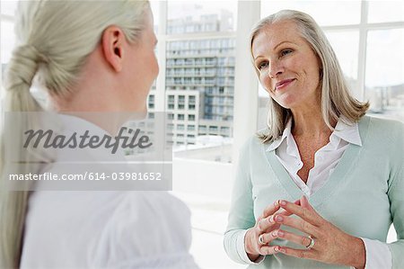 Zwei Unternehmerinnen im Gespräch im Büro