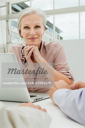 Reife geschäftsfrau im Büro mit laptop