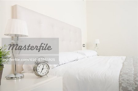 Schlafzimmer in weiß mit Doppelbett