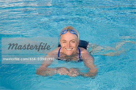 Reife Frau, Schwimmen im pool