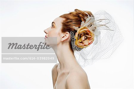 Frau mit Blume-Haar-Zubehör