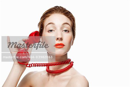 Femme avec un cordon de téléphone rouge enroulé autour de cou
