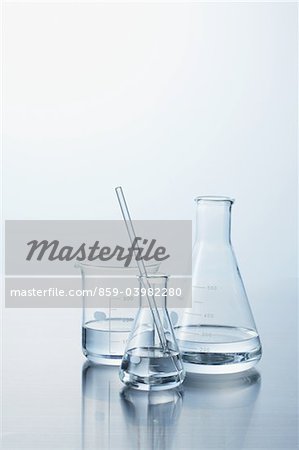 Fiole d'Erlenmeyer et bécher Fiole d'Erlenmeyer et bécher