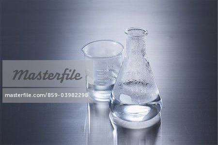 Fiole d'Erlenmeyer et bécher Fiole d'Erlenmeyer et bécher