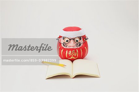 Poupée Daruma japonais traditionnel étudiant