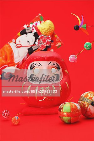 Traditionnel japonais Daruma poupée et Hagoita Traditionnel japonais Daruma poupée et Hagoita