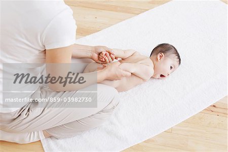 La mère main du bébé étirement en massant