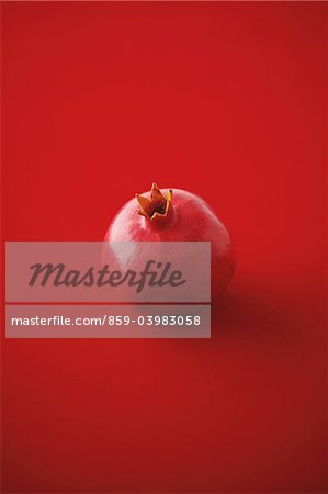 Granatapfel auf rotem Hintergrund