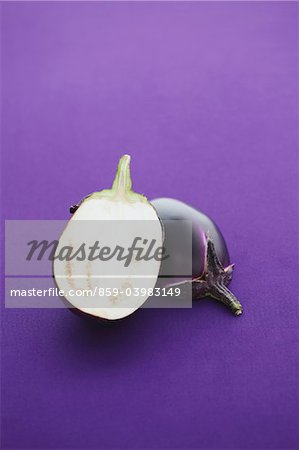 Section de croix aubergine italienne sur fond violet