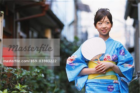 Junge japanische Frau, gekleidet In Yukata Outdoors