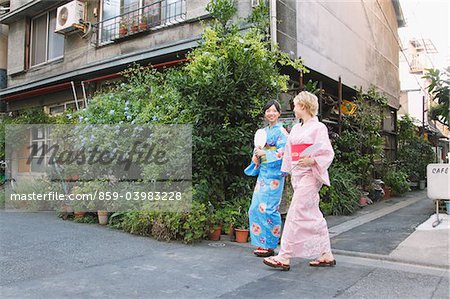 Deux jeunes femmes traîner dans la rue habillée en Yukata