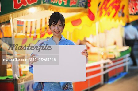 Frau trägt Yukata halten Whiteboard