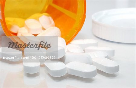 Pilules déversant sort d'une bouteille de prescription