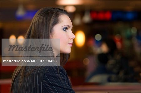 Porträt eines jungen niedlichen Mädchens mit Licht und Farbe auf Hintergrund