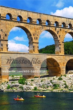 Pont du Gard est une partie de l'aqueduc romain dans le sud de la France près de Nîmes.