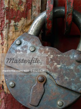 The closed, old, rusty hinged lock. A close up