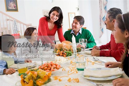 Famille tous ensemble au souper de Noël