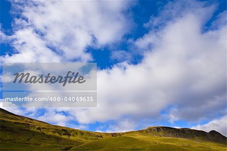 Cairngorm Mountain avec le ciel nuageux, Écosse