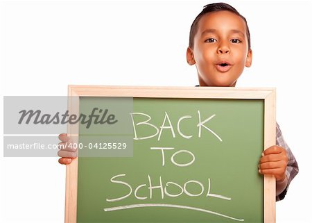 Cute Boy hispanique Holding Chalkboard avec retour à l'école, isolé sur fond blanc.