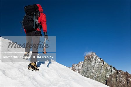 Grimpeur sur une crête enneigée, Grivola, ouest des Alpes italiennes, Europe. Cadre horizontal.
