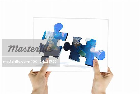 Hand FotoPuzzle halten der Weltkarte Kommunikation auf weißem Hintergrund