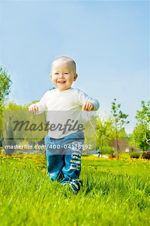 Fröhlich jungen laufen im park