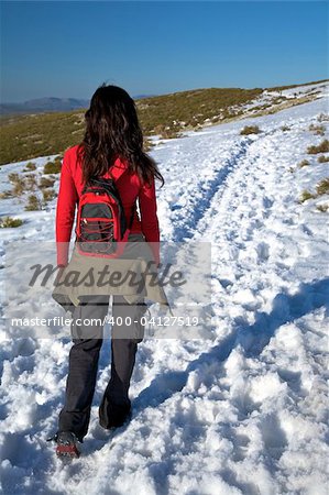 Frau Wandern in Gredos Gebirge in Avila Spanien