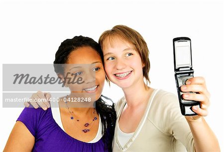 Isolierte Porträt von zwei Weibliche Teenager mit Kamera-Handy