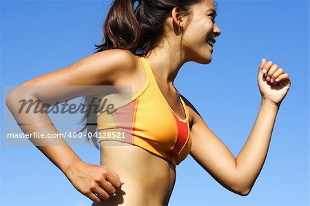 gros plan de coureur de femme sportive dans le profil sur une chaude journée d'été.
