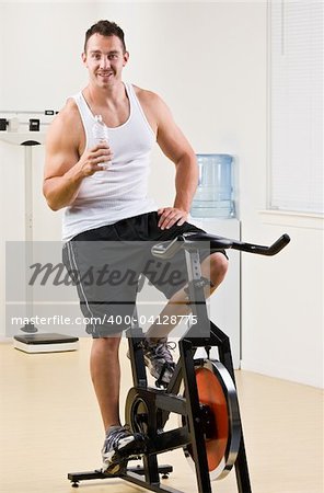 Vélo stationnaire dans le club de santé de l'homme