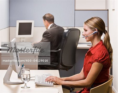 Geschäftsfrau Gespräch am Headset am Schreibtisch