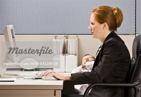 Bébé de tenue de femme d'affaires au bureau