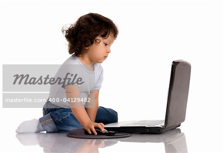 Kind mit Notebook, isoliert auf einem weißen