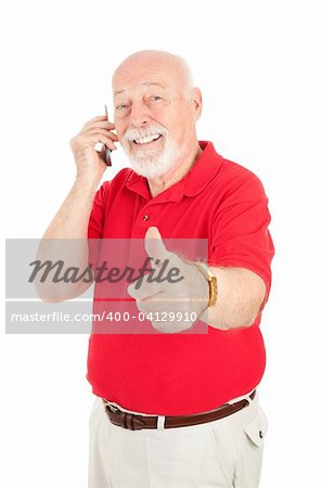 Senior homme parler sur son téléphone portable et de donner un coup de pouce en signe. Isolé sur fond blanc.