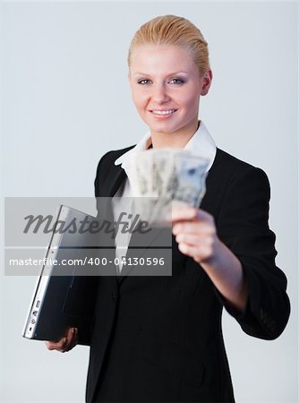 Jeune femme séduisante holding dollars et un ordinateur portable