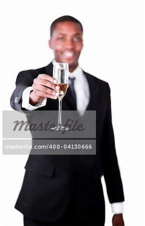 Gut aussehend kaufmann Holdng ein Glas Champagner und in die Kamera schaut