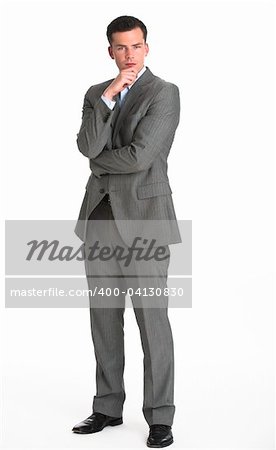 Un jeune homme est vêtu d'un costume d'affaires et en regardant la caméra. Photo encadrée verticalement.