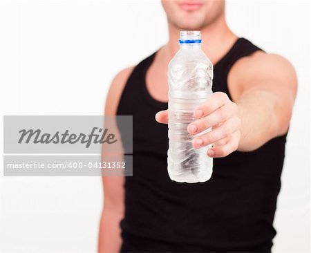 Jeune sportif heureux holding water bottle