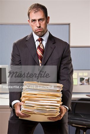Geschäftsmann, tragen, Stapel von Dateiordnern