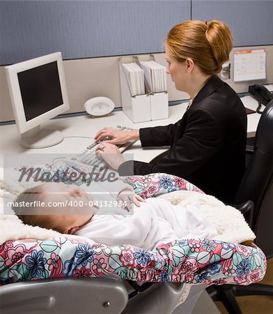 Femme d'affaires travaillant avec bébé de bureau