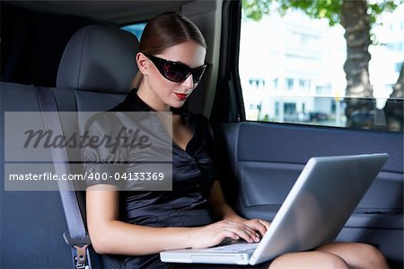 Portrait de femme d'affaires beau à l'intérieur de la voiture limousine
