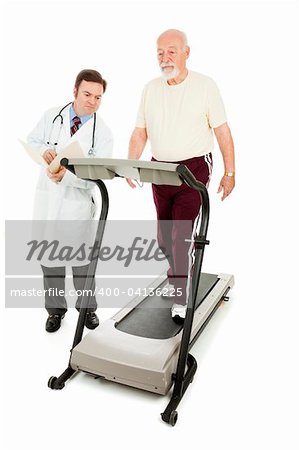 Docteur surveillance un homme senior comme il marche sur un tapis roulant. Tout le corps isolé sur fond blanc.