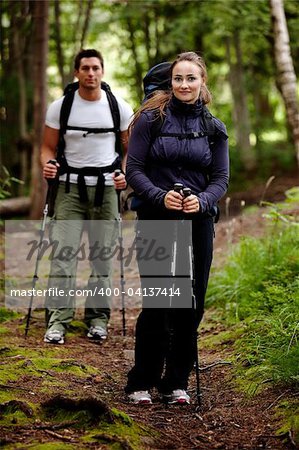 Une jolie femelle sur un voyage de camping avec un mâle en arrière-plan