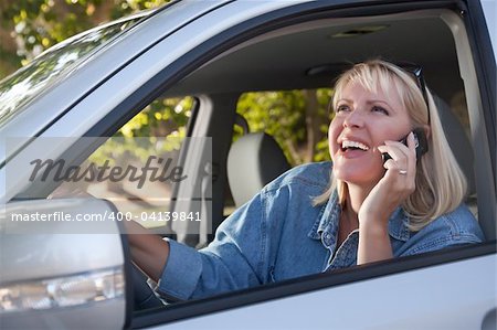 Jolie femme Blonde à l'aide de téléphone portable en conduisant