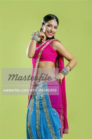 Style de Bollywood princesse brunette danseuse indienne, sari coloré